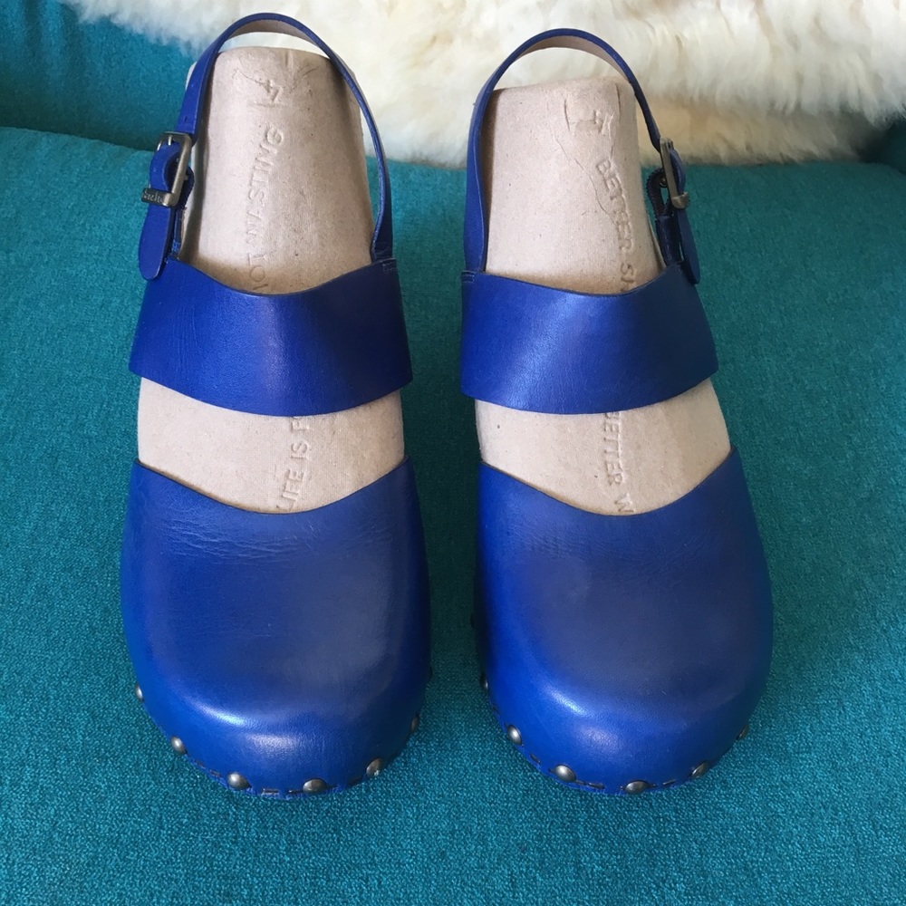 Dansko Thea in bright Cobalt Blue. Size 38. New!